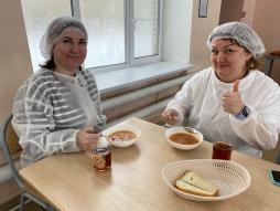 13 февраля 2026г родительский контроль организации обедов провели родители учащихся 7-х классов Пономарева Е.П. и Кулькова М.А. Они проверили соответствие меню, побеседовали с учащимися о качестве обедов и продегустировали первое - борщ. Остались очень довольны.