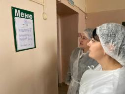 7 ноября 2025г родительский контроль  провели представители родительских комитетов 3 классов - Марикян Анаит Араратовна и  Бутина Юлия Николаевна. Они осуществили дегустацию завтрака, условия приема пищи, проверили соответствие меню по завтракам федерального питания. Оценка контроля "положительная".